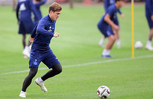 Der 27-Jähre legt extrem viel Wert auf seine Fitness und arbeitet vor, im und nach dem Training sehr gewissenhaft an seinem Körper. Gotoku Sakai treibt im Training den Ball.