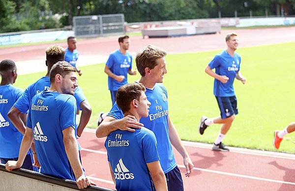 Rene Adler spricht mit dem jungen Mats Köhlert.