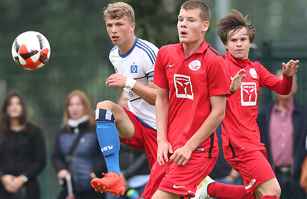 Fiete Arp gewann mit seinem Team gegen den FC Hansa Rostock. Der Hamburger Fiete Arp im Zweikampf.