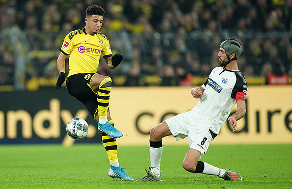 In den vergangenen beiden Spielzeiten absolvierte Klaus Gjasula - hier im Zweikampf mit Dortmunds Jadon Sancho - 58 Pflichtspiele (3 Tore, 4 Assists) für den SC Paderborn. 