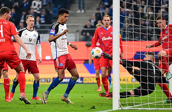 Auf der Linie geklärt: HSV-Toptorschütze Glatzel verpasste direkt nach Wiederanpfiff knapp das 1:0.