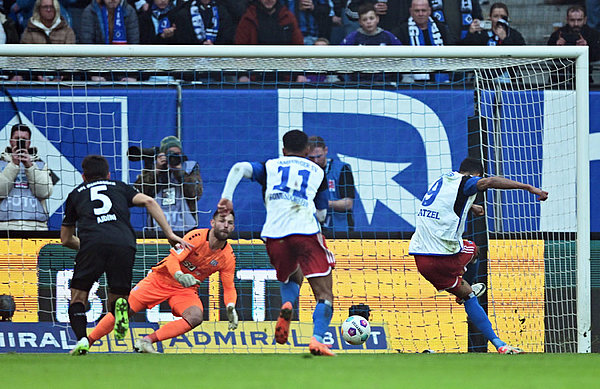 Robert Glatzel equalised for HSV from the spot.