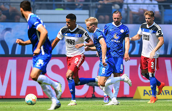 Ein Bild mit Symbolcharakter: Robert Glatzel und der HSV fanden in der ersten Hälfte meist nicht die entscheidenden Lücken in der vielbeinigen Hansa-Hintermannschaft.