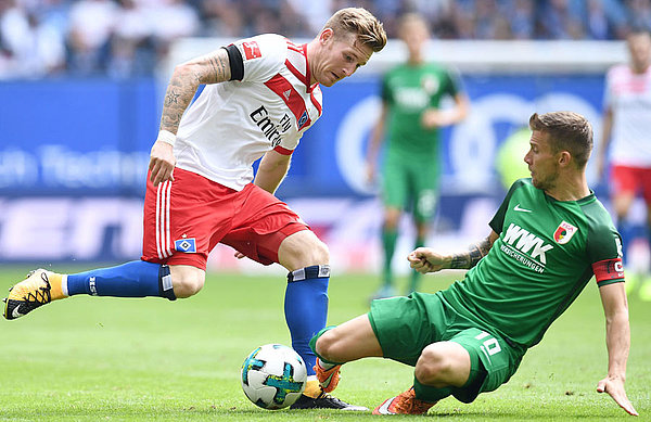 Andre Hahn im Dress des HSV im Zweikampf mit Daniel Baier.