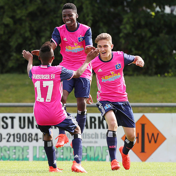 So durfte die U15 in dieser Saison schon mehrfach jubeln. Auch im Derby gegen St. Pauli? Die U15 jubelt über ein Tor.