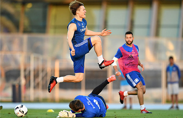 Go Sakai springt im Training über einen am Boden liegenden Spieler. 