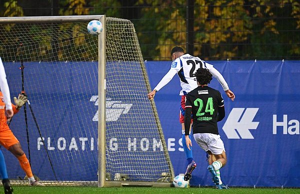HSV's Davie Selke pictured heading in the opening goal after a corner from Marco Richter. He later netted a second time from the penalty spot. HSV's Davie Selke pictured heading in the opening goal after a corner from Marco Richter. He later netted a second time from the penalty spot.