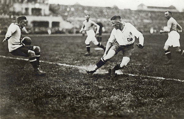 Mit seinem Treffer zum 1:0 gegen Union Oberschönweide ebnete Otto "Tull" Harder dem HSV den Weg zur ersten Deutschen Meisterschaft. Otto "Tull" Harder schießt das 1:0 gegen Union Oberschönweide im Jahre 1923.