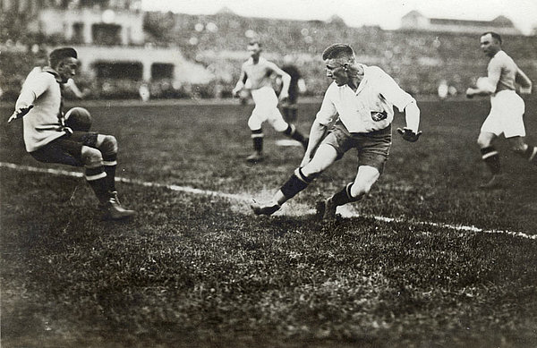 Otto "Tull" Harder schießt das 1:0 gegen Union Oberschönweide im Jahre 1923.