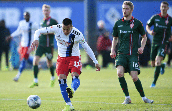Bobby Wood drehte sich in der 9. Minute perfekt um seinen Gegenspieler herum und erzielte aus der Drehung das frühe 1:0, das nach 90 Minuten auch den Endstand bedeuten sollte. Bobby Wood drehte sich in der 9. Minute perfekt um seinen Gegenspieler herum und erzielte aus der Drehung das frühe 1:0, das nach 90 Minuten auch den Endstand bedeuten sollte.