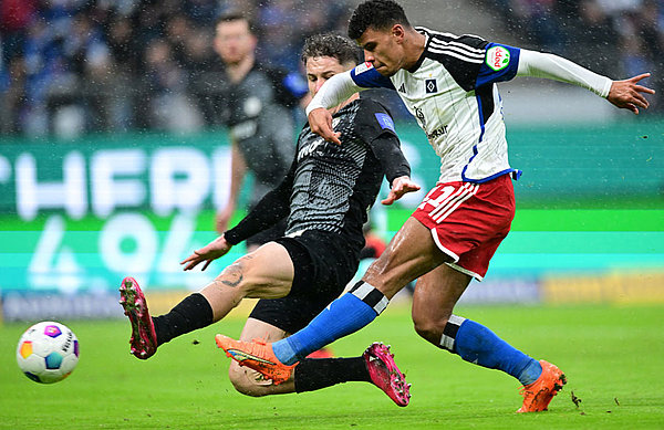 Das Tor des Tages: Ransford Königsdörffer marschiert auf und davon, zieht ab und trifft unhaltbar zum 1:0 der Rothosen.