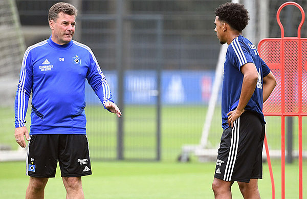 Dieter Hecking spricht mit Xavier Amaechi auf dem Trainingsplatz.