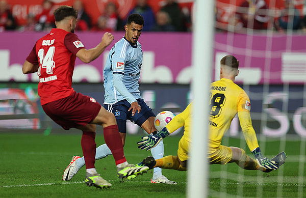 Der zweite Streich: Robert Glatzel lupft den Ball gekonnt ins lange Eck und leitet mit seinem 2:3 die Hamburger Aufholjagd ein.