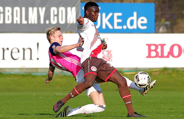 Finn Porath (l.) im Zweikampf mit einem Pauli-Spieler.