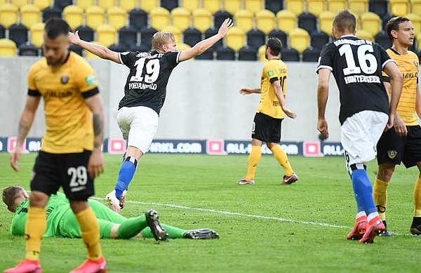 Die Entscheidung: HSV-Angreifer Joel Pohjanpalo hat wieder einmal zugeschlagen und kurz vor Schluss nach Leibold-Vorarbeit das entscheidende 1:0 erzielt.