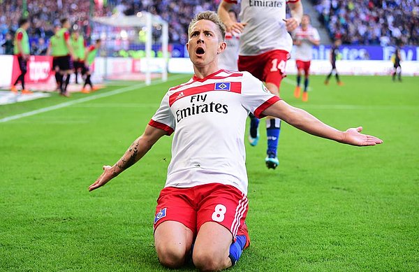 Holtby rutscht nach seinem Tor auf Knien über den Rasen.