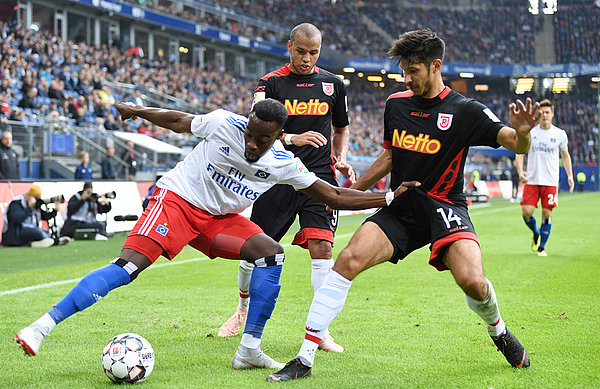 Khaled Narey behauptet den Ball an der Eckfahne.