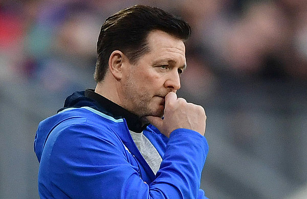 Christian Titz tüftelt mit seinem Trainerteam schon an einem Plan für das Spiel in Hoffenheim. Titz steht im verschränkten Armen am Spielfeldrand.