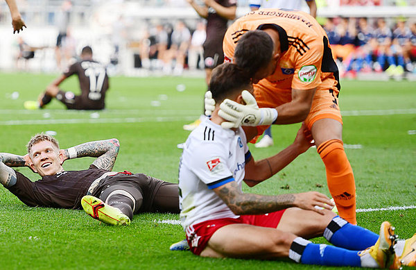 HSV-Keeper Heuer Fernandes musste seine Vorderleute in der ersten Hälfte immer wieder pushen, um gemeinsam die Druckwelle der Hausherrn zu überstehen.