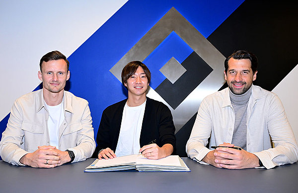 Masaya Okugawa bei bei der HSV-Vertragsunterschrift mit Vorstand Jonas Boldt (r.) und Direktor Profifußball Claus Costa (l.).
