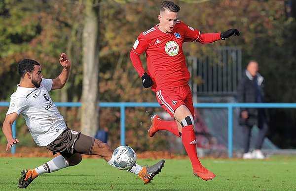 Umkämpftes Duell vor der Corona-Pause: Petrowskys U19 mit Leidenschaft und Einsatz gegen Stadtrivale St. Pauli. Zweikampf aus dem Spiel HSV gegen FC St. Pauli.