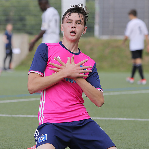 Siegtorschütze Valon Zumberi von der U15 freut sich über seinen Treffer. Valon Zumberi jubelt.