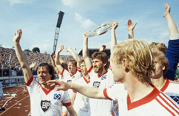 Gewinner: Manfred Kaltz mit der Meisterschale nach dem Titelgewinn 1982. 