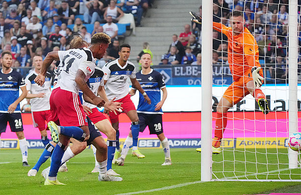 The Hamburg goal that unfortunately came too late: Königsdörffer nods in the 1:2.