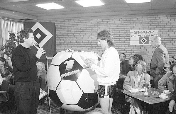 Wer mitmacht, kann gewinnen: Torschütze Frank Mill und Sportschau-Moderator Rainer Koppke im Mai 1988 an der "Wahl-Urne" im VIP-Raum des Volkparkstadions.