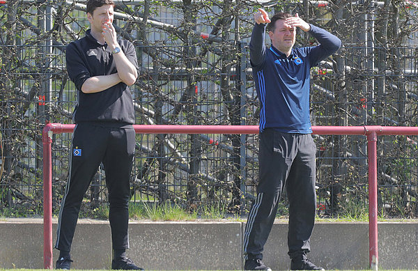 U17-Coach Christian Titz (r.) und sein Co-Trainer Bastian Reinhardt gestikulieren an der Seitenlinie.