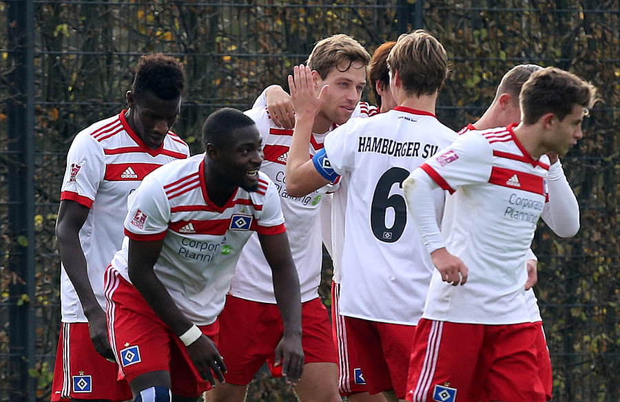 Henrik Giese (M.) freut sich mit seinen Teamkollegen über seinen ersten Treffer im HSV-Dress. Henrik Giese (M.) freut sich mit seinen Teamkollegen über seinen ersten Treffer im HSV-Dress.