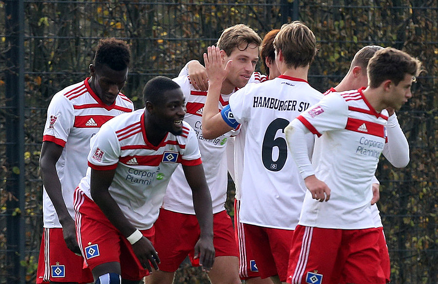 Henrik Giese (M.) freut sich mit seinen Teamkollegen über seinen ersten Treffer im HSV-Dress.