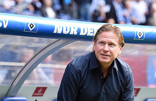 Markus Gisdol an der Trainerbank im Volksparkstadion.