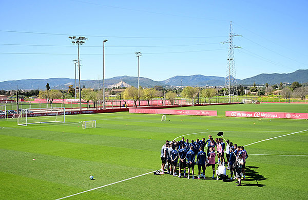 Perfekte Bedingungen: Auf der Anlage des RCD Mallorca wollen die Rothosen wie zuletzt im Frühjahr als Team einen wichtigen Schritt machen. 