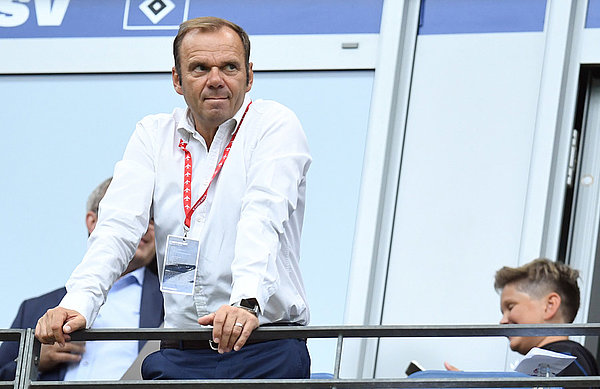Bernd Hoffmann und sein Team blicken zuversichtlich in die Zukunft. Die kommenden Herausforderungen lassen ein Zurücklehnen aber nicht zu. Bernd Hoffmann beugt sich über das Geländer der HSV-Loge im Volksparkstadion.