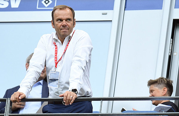 Bernd Hoffmann beugt sich über das Geländer der HSV-Loge im Volksparkstadion.