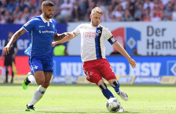 HSV-Kapitän Aaron Hunt machte im Mittelfeld der Rothosen nicht nur ein gutes Spiel, sondern übernahm in der Nachspielzeit auch die Verantwortung und erzielte per Strafstoß den verdienten 1:1-Ausgleich.