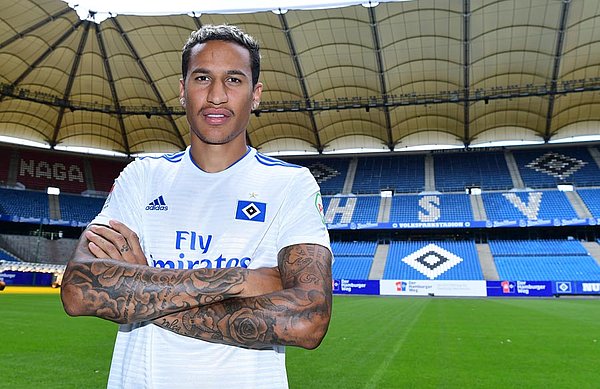 Lacriox steht im HSV-Trikot im Volksparkstadion.