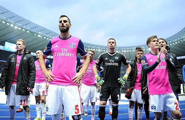 Die Mannschaft steht geknickt vor der Fankurve in Berlin.