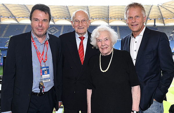 Heribert Bruchhagen (li.) und Jens Meier (re.) zusammen mit Oscar Algner, dem langjährigsten Vereinsmitglied, und Gertraud "Traudel" Diekhoff, Ehrennadelträgerin in Gold.