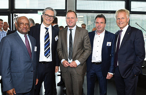 Jens Meier (re.) und Heribert Bruchhagen (2.v.re.) mit Ian Karan, Alexander Otto und Senator Andy Grote bei der Eröffnung des HSV-Campus. 
