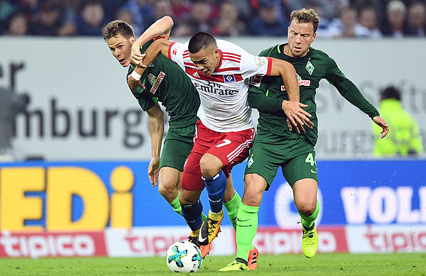 Bobby Wood im Duell mit zwei Bremern.