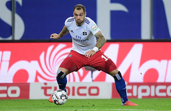 Pierre-Michel Lasogga führt den Ball am Fuß.