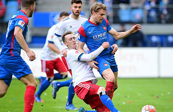Many intense duels were part of the picture in the first half, but the Rothosen were also very good in terms of play. Many intense duels were part of the picture in the first half, but the Rothosen were also very good in terms of play.