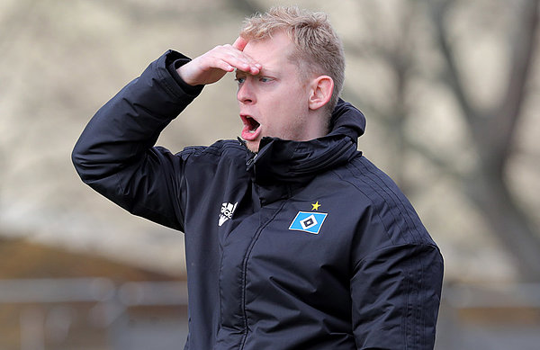 Steffen Weiß hält die Hand an die Stirn und blickt aufs Spielfeld.
