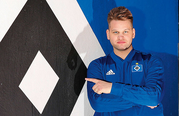 Jannik Berg ist in Darmstadt aufgewachsen und gehört auf der Playstation 4 zu den besten Spielern Deutschlands. Jannik Berg lehnt an der Wand.