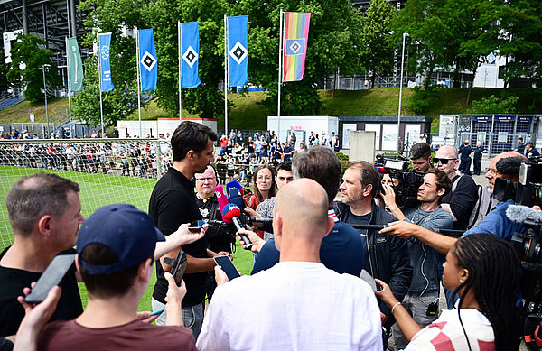 600 Zuschauer waren beim Auftakttraining dabei, und auch das Medien-Interesse war groß, als Jonas Boldt am Rande des Trainings Fragen beantwortete. 600 Zuschauer waren beim Auftakttraining dabei, und auch das Medien-Interesse war groß, als Jonas Boldt am Rande des Trainings Fragen beantwortete.