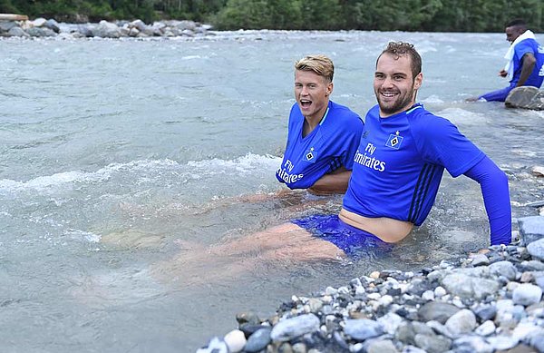 Lasogga und Ostrzolek kühlen sich im Rhein ab.