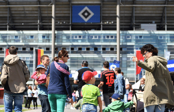 Speziell bei den kleinen HSV-Fans und deren Eltern ist die Freude groß, dass erstmals seit dem 21. Oktober 2018 wieder ein HSV-Heimspiel an einem Wochenendtag stattfindet.