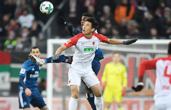 Augsburgs Ja-Cheol Koo sorgte unmittelbar vor dem Halbzeitpfiff per Kopf für die 1:0-Führung.